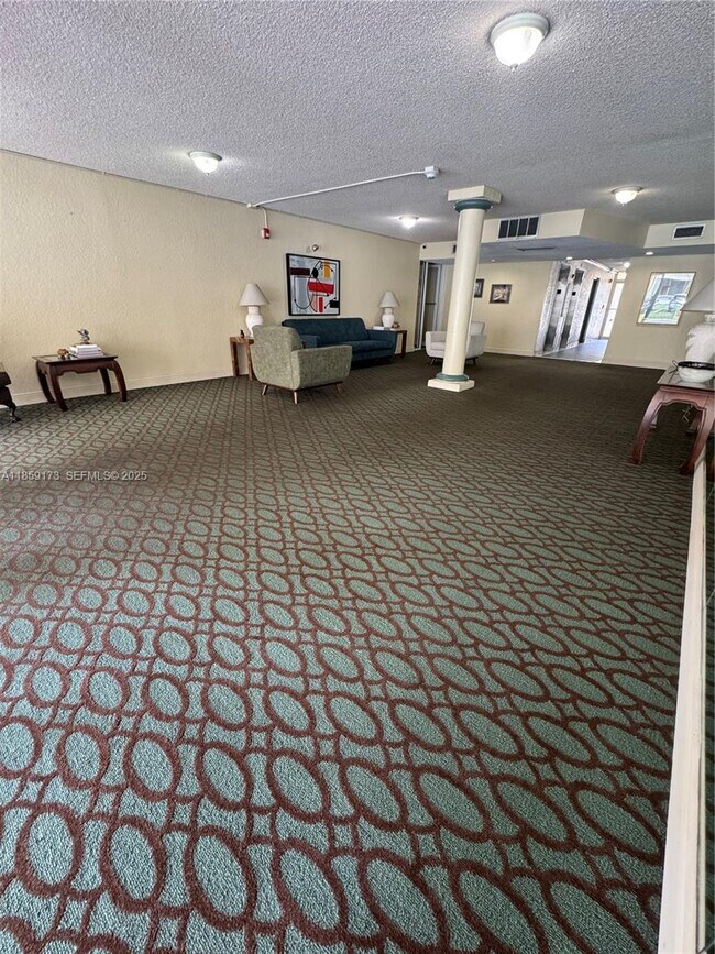 Foto del edificio - 6841 SW 147th Ave