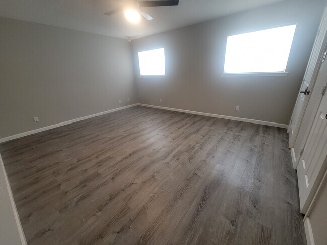 Dormitorio principal grande - 3700 83rd St