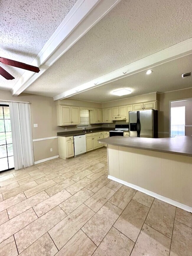 Foto del edificio - Edgewood Place subd. West Mobile 3/2 Large...