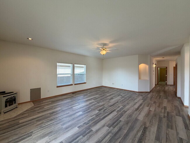 Foto del edificio - Roomy 3 Bedroom 2 Bathroom Home In Quintessence!