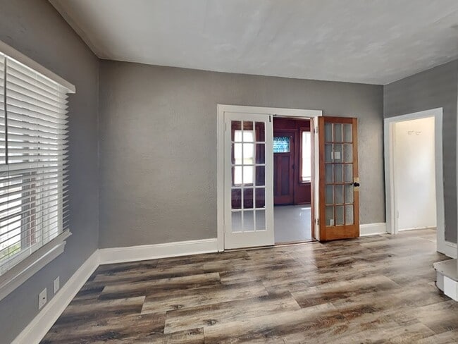 Foto del edificio - LEASING SPECIAL!! Cozy 2 Bedroom, 1 Bathro...