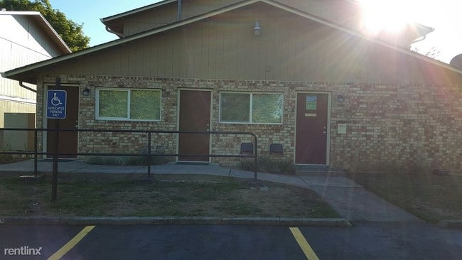 Building Photo - 117 NE 102nd Ave
