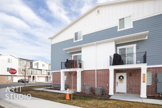 Foto del edificio - **Move-in Special** t Beautiful Townhome i...