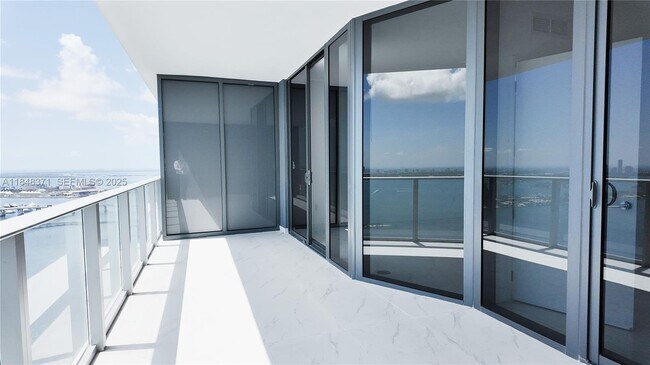 Foto del edificio - 700 NE 24th St