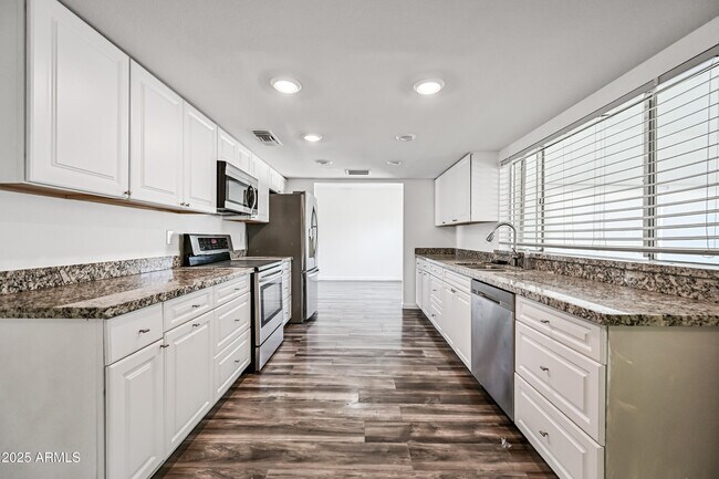 Foto del edificio - 5761 W Cholla St