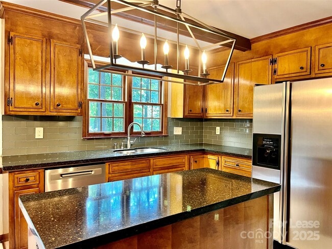 Building Photo - 911 Reverdy Ln