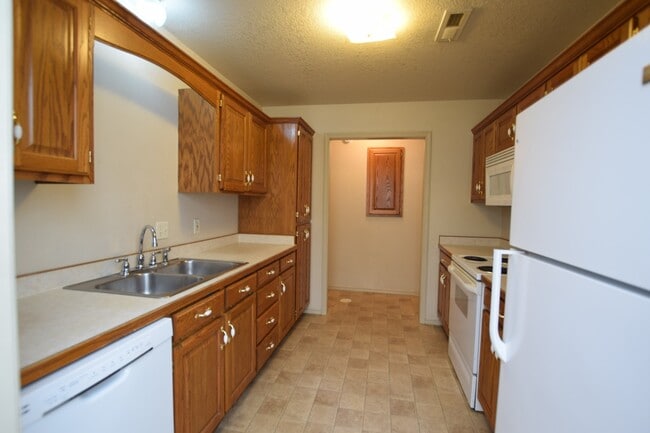 Building Photo - 1714 W Redbud Dr