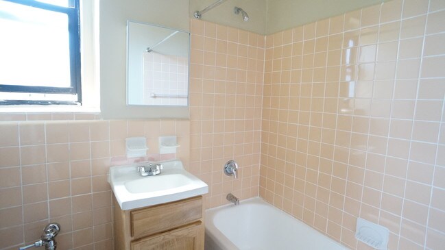 Building Photo - 1755 Clay Ave