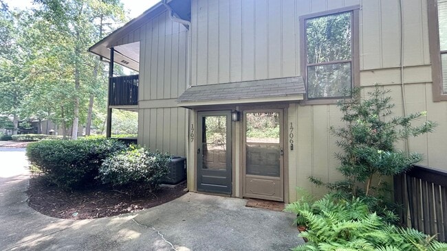 Building Photo - Vinings Run 1 Bedroom Condo, Minutes from ...