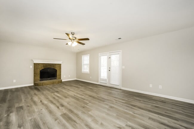 Building Photo - 2106 Winsburg Dr