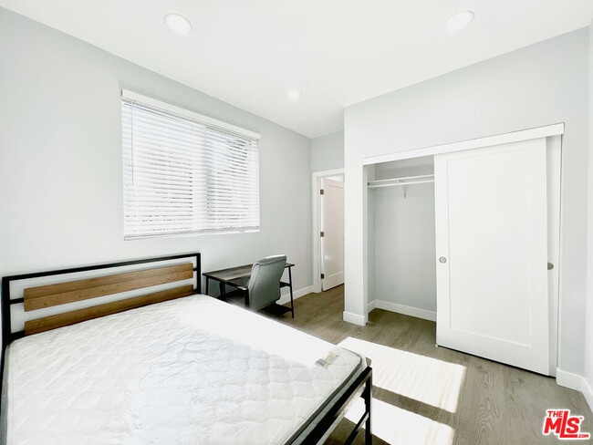 Foto del edificio - 2641 S Budlong Ave