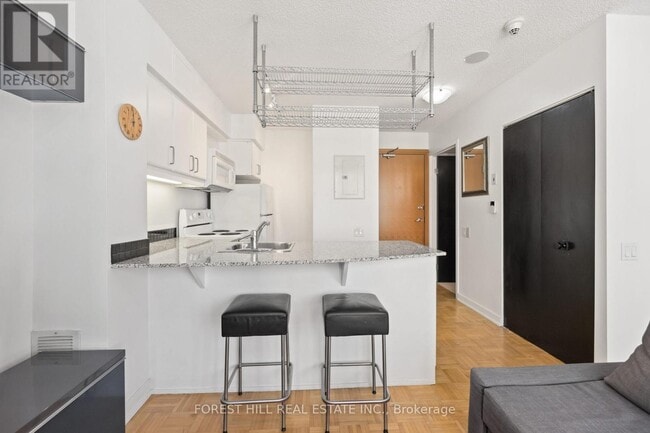 Photo du bâtiment - 33 Sheppard Ave E