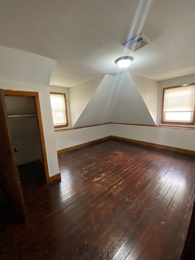Building Photo - 442 Farmington Ave