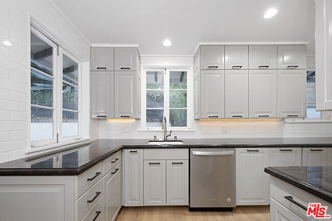 Foto del edificio - 1805 Nichols Canyon Rd