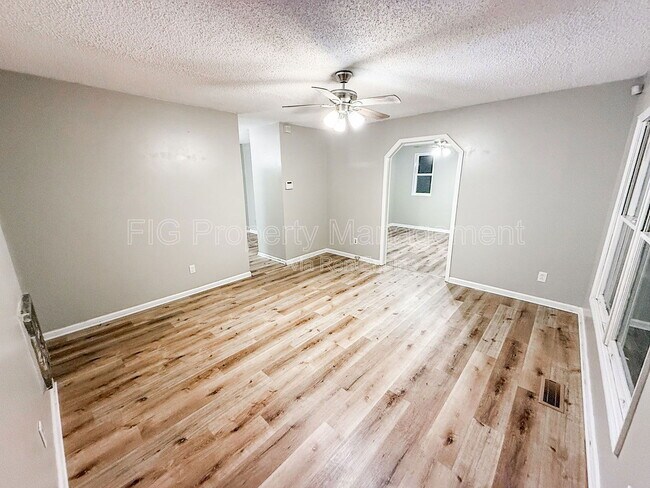 Foto del edificio - 811 Castleview Cir