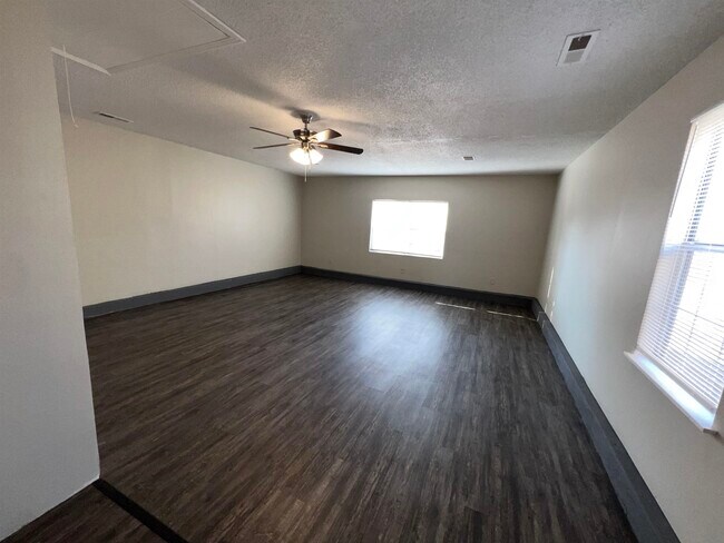 Building Photo - 6024 Cottage Hill Dr