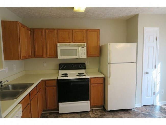 Building Photo - Ready to Move In Townhome in Waldrop Station