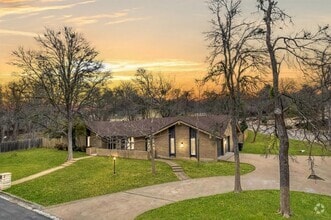 Building Photo - 2809 Pecan Valley Dr