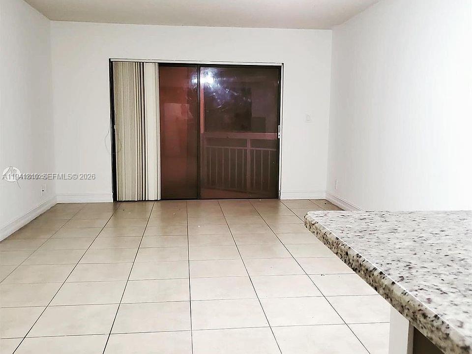 Foto del edificio - 8290 Lake Dr