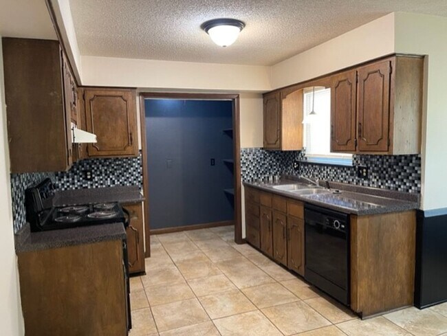 Building Photo - 3 Bedroom, 2 Bathroom, Great Location!