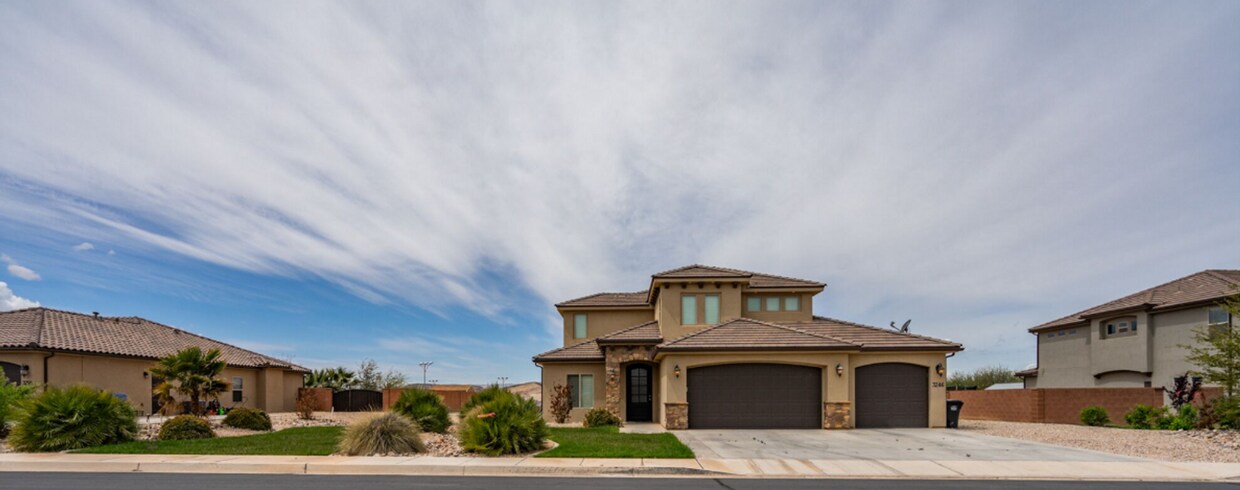 Primary Photo - Stunning Home with 4 beds/2.5 baths and 3-...