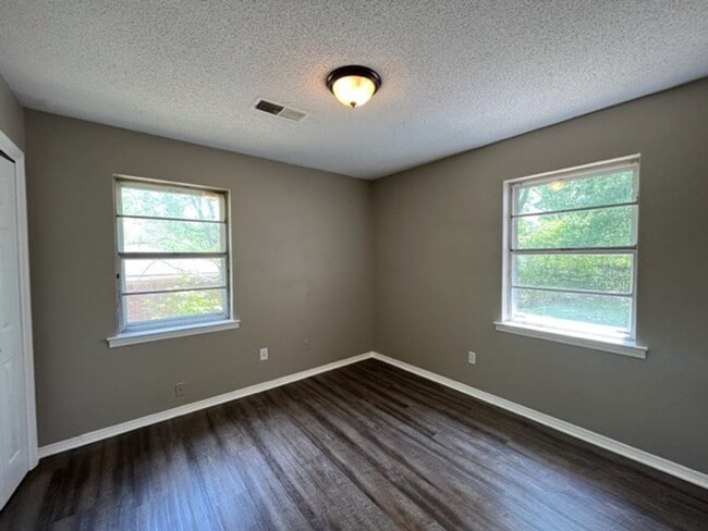 Building Photo - Renovated 5 Bedroom 2 Bath Home for Rent!