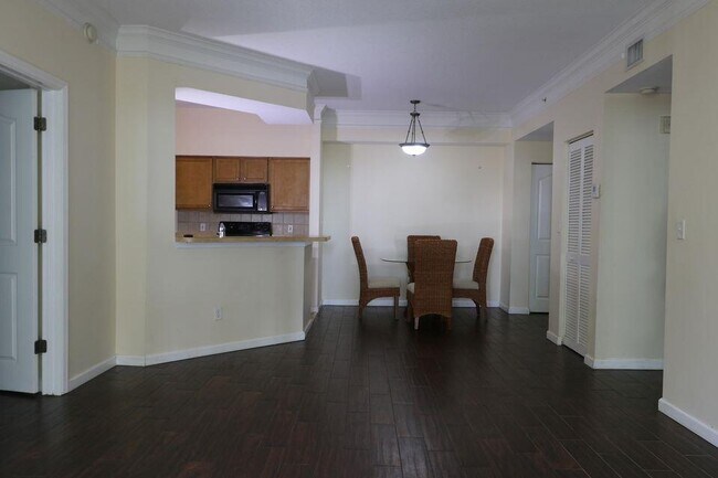 Foto del edificio - 9825 Baywinds Blvd