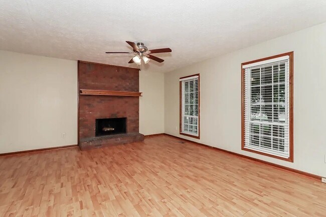 Foto del edificio - 3142 Country Lake Dr