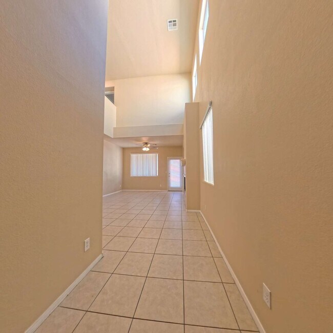 Foto del edificio - Beautiful Southwest 2-Story Home with Spacious Layout & Covered Patio