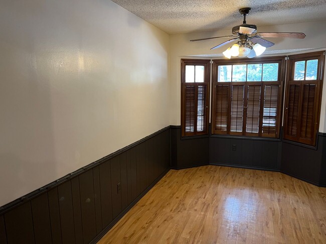 Building Photo - Wow 4 bedroom 3 bath 2 garage  almost 3000...