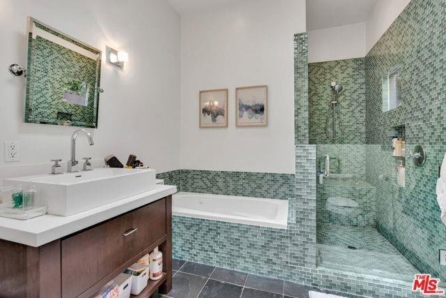 Foto principal - 460 N La Jolla Ave