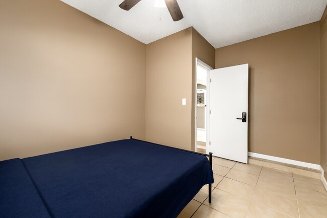 Foto del edificio - 2348 W Laurel Ln