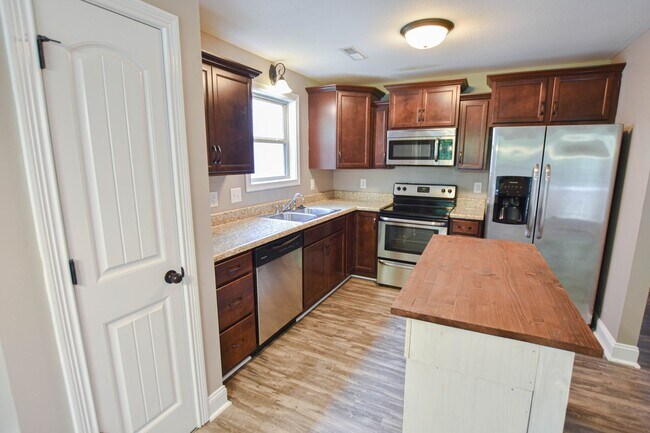 Building Photo - Pet Friendly Three Bedroom!