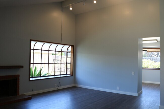 Foto del edificio - Beautiful 4-bedroom 2 bath Carpinteria hom...