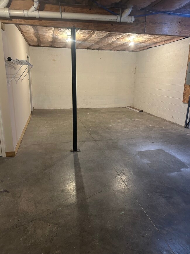 Building Photo - 2121 S Greenwood Dr