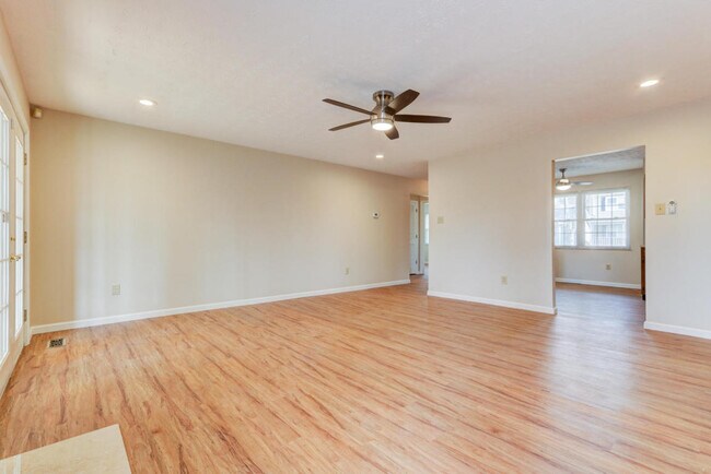 Foto del edificio - Knoxville 37919 - 3 bedroom, 2 bath home with a bright sunroom - Contact Ray Gaudet RAYGAUDET@OUT...