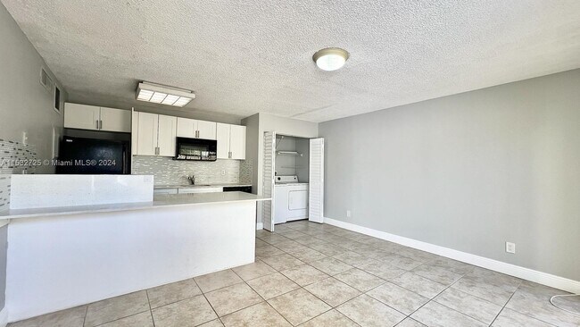 Building Photo - 635 Executive Center Dr