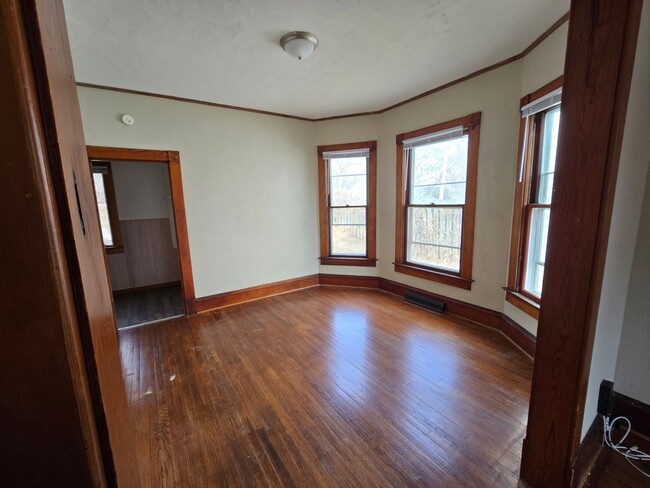 Building Photo - 3 Bedroom House