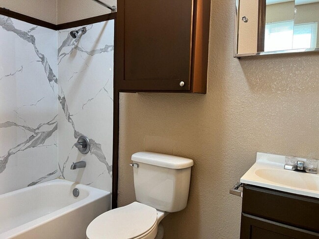 Building Photo - 226 Cherry St