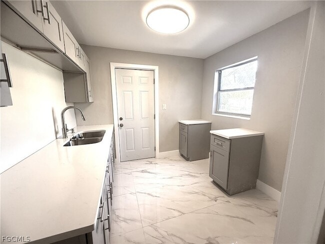 Foto del edificio - 3350 Apache St