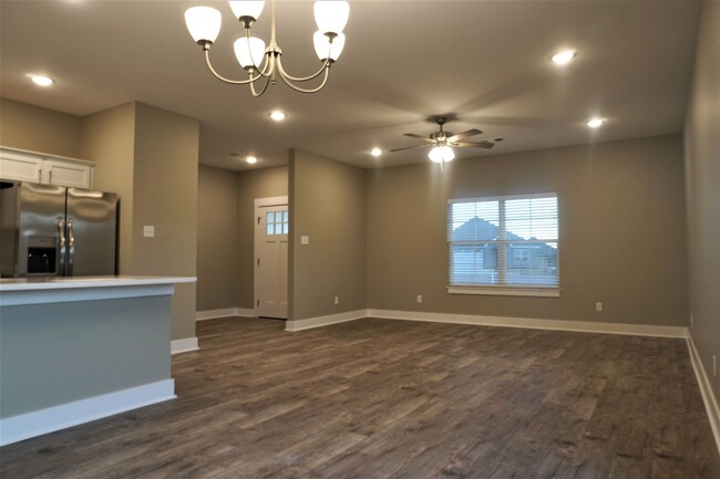 Building Photo - 4 Bedroom Home in Valley View!