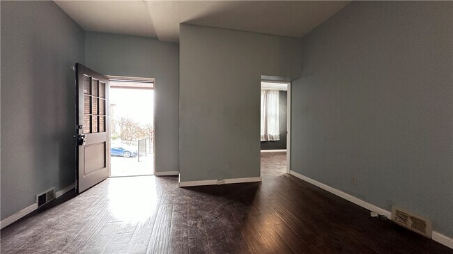 Building Photo - 7634 Roslyn Street Unit 4