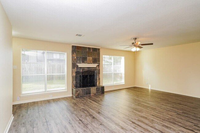 Foto del edificio - 6902 Fawn River Dr