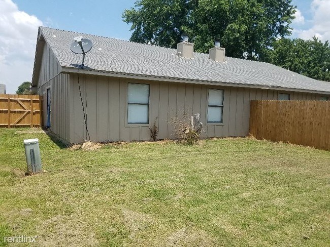 Building Photo - 3 br, 2 bath Apartment - 509 W. Quantico