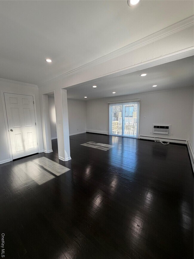 Foto del edificio - 12 Central Dr