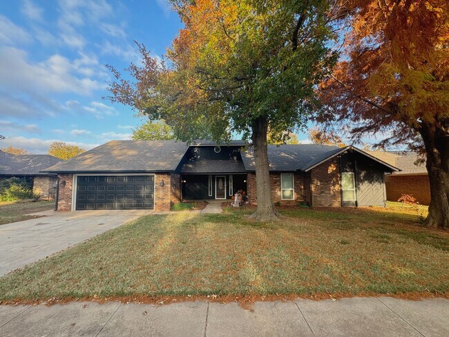 Building Photo - Discover Your Edmond Oasis! Early September!