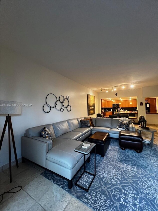 Foto principal - 251 Crandon Blvd