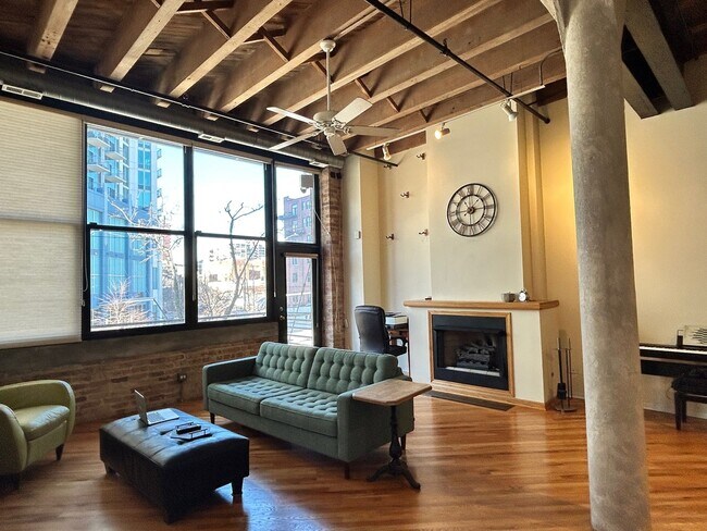 Foto del edificio - 1601 S Indiana Ave