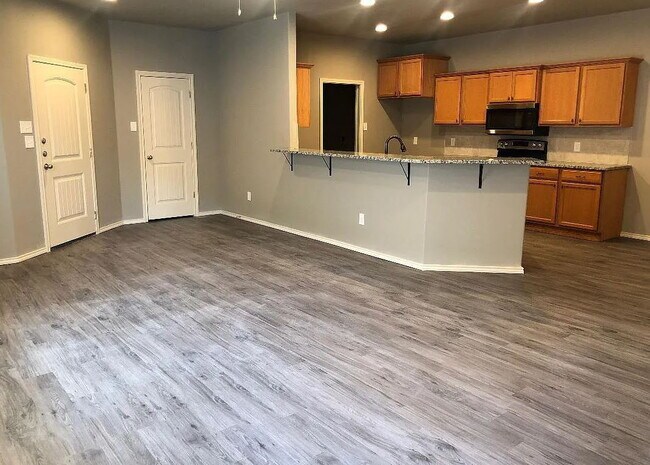 Building Photo - Spacious 3/2/2 Near Preston Manor