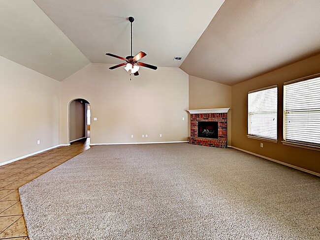 Foto del edificio - GREAT FLOOR PLAN WITH 3 CAR GARAGE